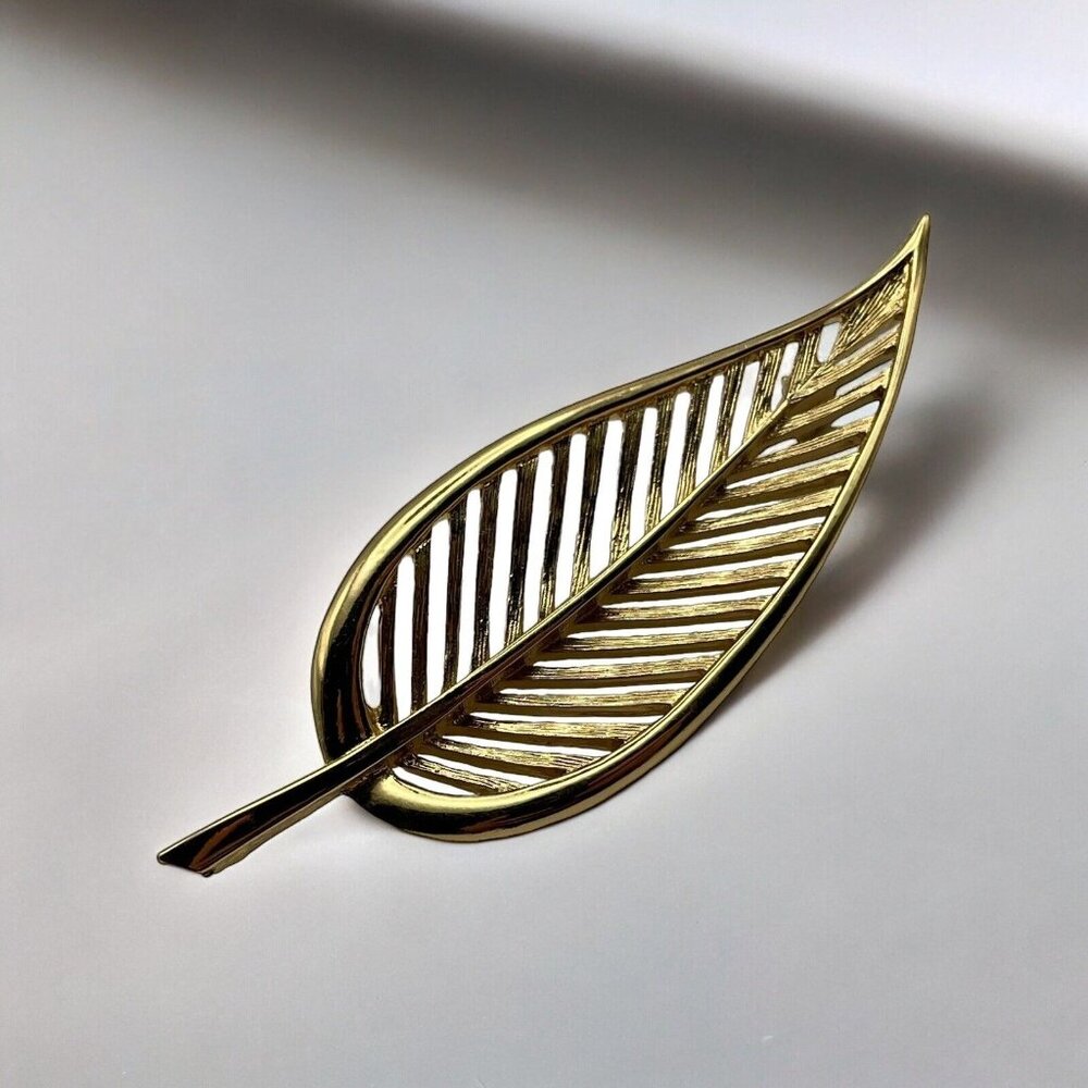 VINTAGE SIGNED MONET TEXTURED GOLD TONE OPEN WORK LEAF BROOCH PIN NATURE CLASSIC